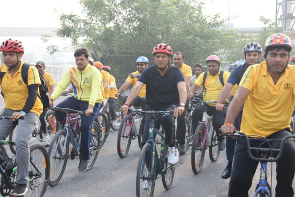 Sports Minister Dr. Mansukh Mandaviya Leads 750 Participants at Fit India Sundays on Cycle in Delhi
